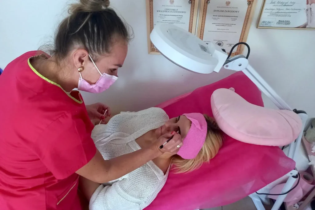 Kosmetolog Dorota Kołodziejczyk-Hoxhaj podczas regulacji brwi